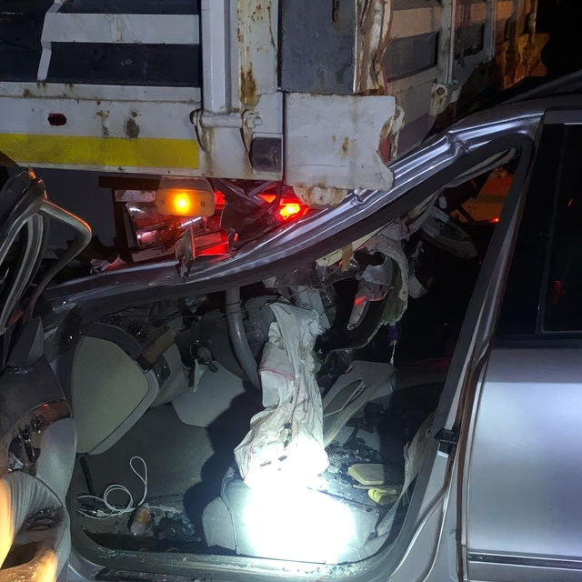 Otomobil park halindeki tıra çarptı, köy muhtarı ağır yaralandı