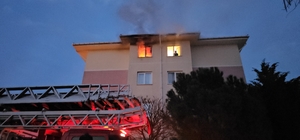 Yangında 4'üncü katta mahsur kalan kişi, merdivenli araçla kurtarıldı