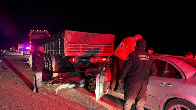 Kırıkkale'de tıra çarpan otomobilin sürücüsü yaralandı