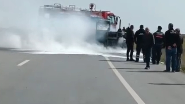 Edirne-Kırklareli yolunda seyir halindeki iş makinesi alevlere teslim oldu