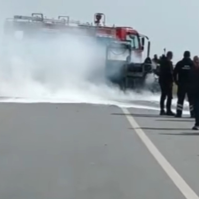 Edirne-Kırklareli yolunda seyir halindeki iş makinesi alevlere teslim oldu