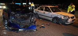 Kırmızı ışık ihlali yapan sürücü otomobile çarptı: 1 yaralı