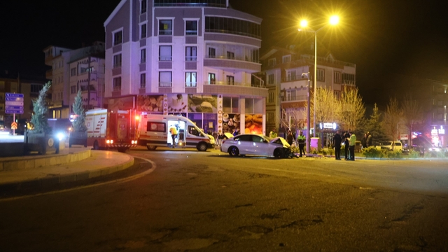 Minibüs ile otomobil çarpıştı: 1'i ağır 3 yaralı