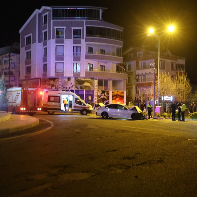 Minibüs ile otomobil çarpıştı: 1'i ağır 3 yaralı