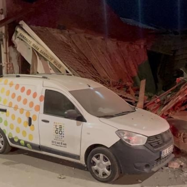 Eskişehir'de metruk iş yeri yıkıldı, şans eseri yaralanan olmadı