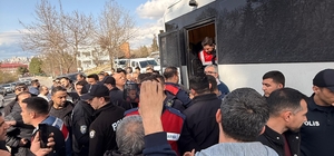 Siirt'te annesinin cenaze törenine katılan Fadıl Akgündüz ile ekipler arasında tartışma