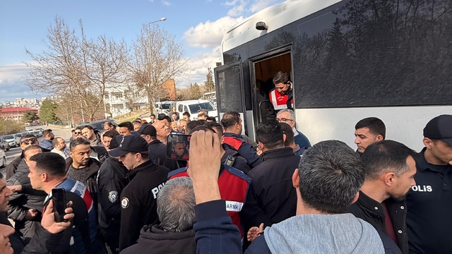 Siirt'te annesinin cenaze törenine katılan Fadıl Akgündüz ile ekipler arasında tartışma