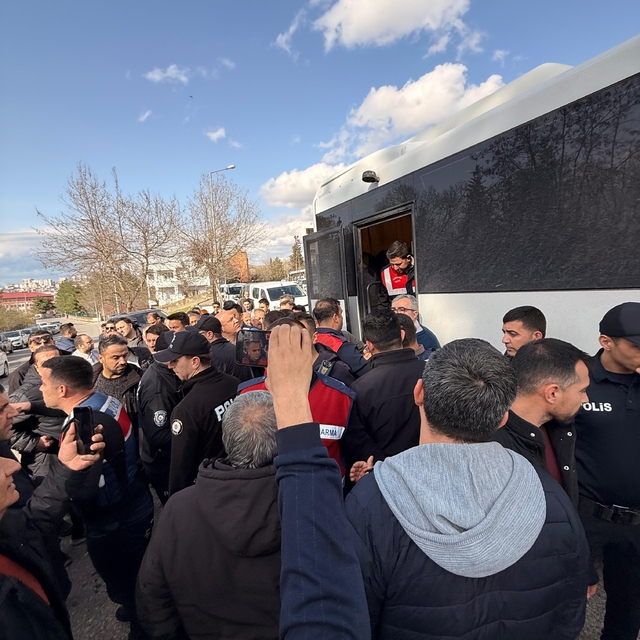 Siirt'te annesinin cenaze törenine katılan Fadıl Akgündüz ile ekipler arası...