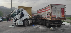 Hatay'da 2 tırın çarpıştığı kazada 3 kişi yaralandı