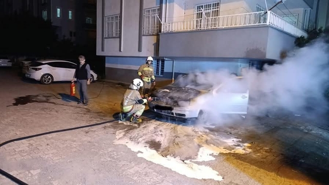 Dörtyol'da otomobilin motoru alevlere teslim oldu