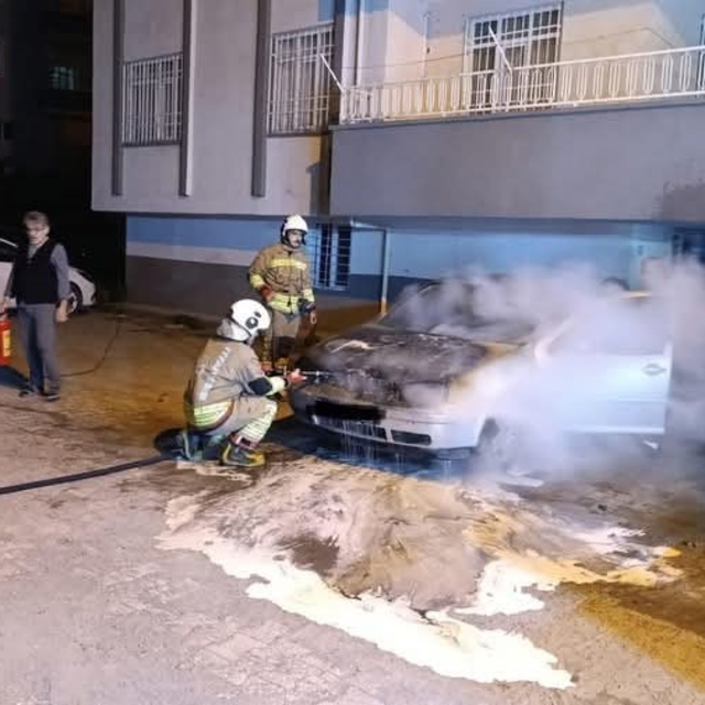 Dörtyol'da otomobilin motoru alevlere teslim oldu