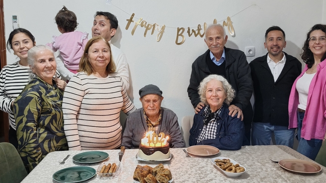 Mustafa dede, 102'nci yaş gününü çocukları ve torunlarıyla kutladı
102 yaşındaki Mustafa Tok:
"İyi çalışın, kimseyi incitmeyin, yediğiniz içtiğinize dikkat edin"