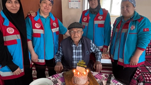 Çivril Kaymakamlığı'ndan 91 yaşındaki Hidayet Erday'a doğum günü sürprizi