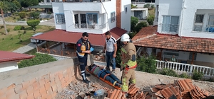 Çatı tadilatında üzerine su deposu devrilen işçi yaralandı