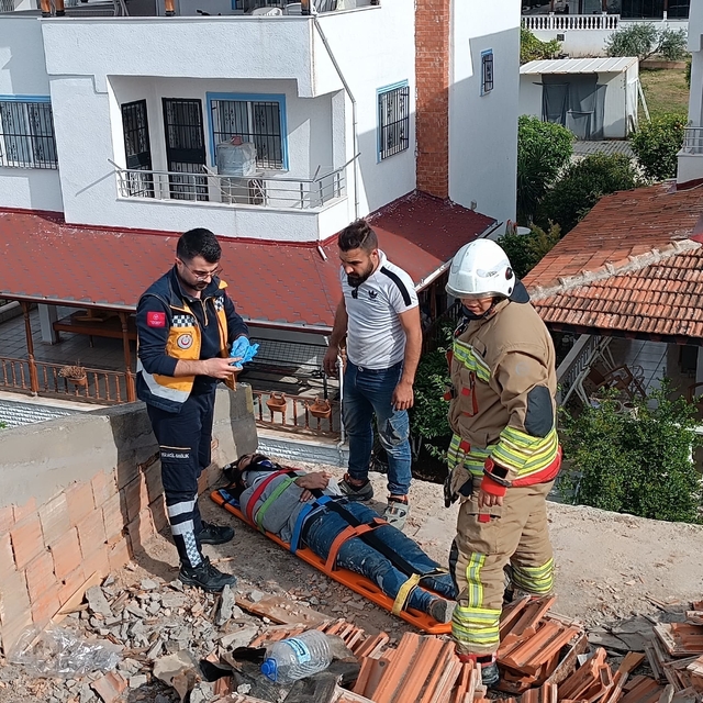 Çatı tadilatında üzerine su deposu devrilen işçi yaralandı