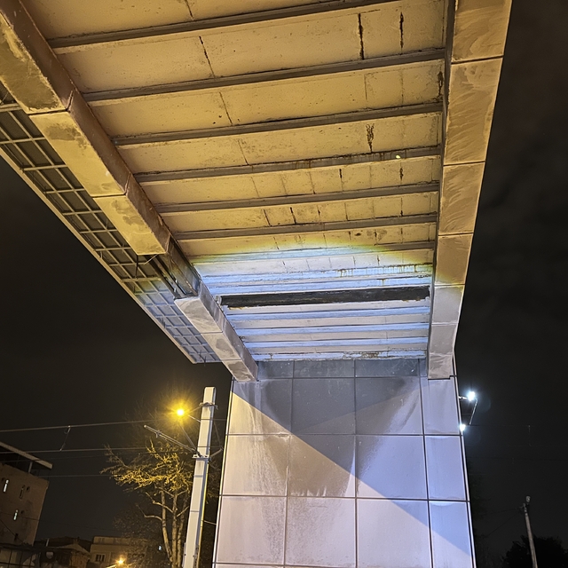 Bursa'da faciaya ramak kala, ağır demir aracın önüne düştü
Üst geçitten kop...