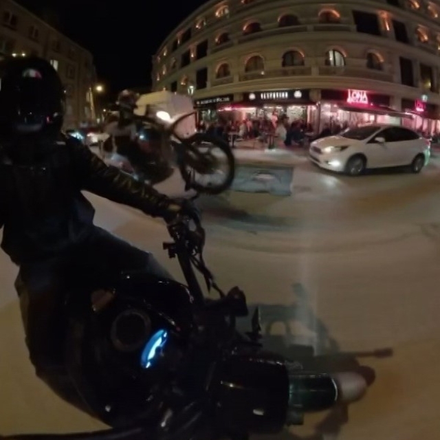 Motosikletin önünü kaldırarak yaptığı paylaşım 49 bin TL'ye mal oldu
Trafiğ...