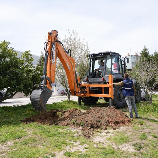 Bilecik Belediyesine hibe edilen kepçe ilk kez okulda kullanıldı