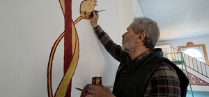 Kütahyalı imam görev yaptığı camileri hat ve nakkaş sanatı ile süslüyor