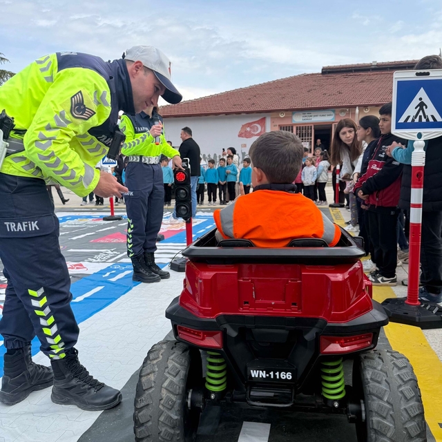 Niksar'da öğrencilere uygulamalı trafik eğitimi verildi