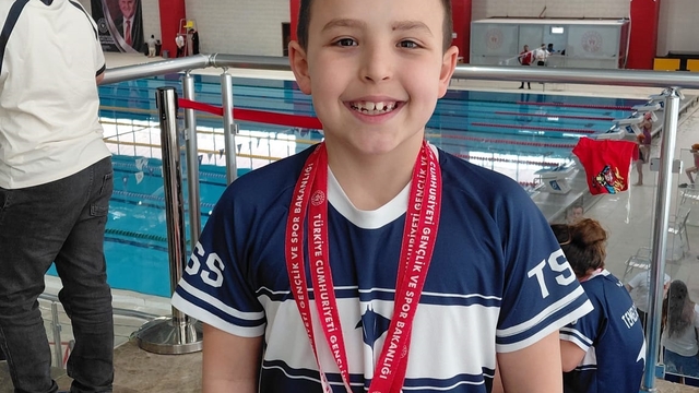 Bafra İsmet İnönü İlkokulu öğrencisinden yüzme müsabakalarında 3 altın madalya