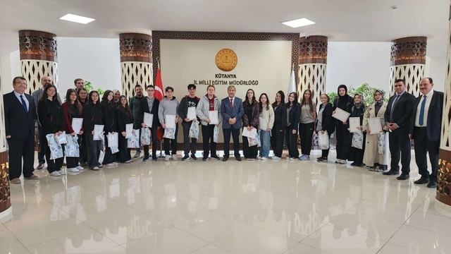 Kütahya'nın başarılı öğrenciler ödüllendirildi