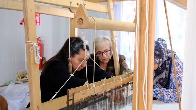 Antakya Belediyesi'nin açtığı ipek el dokumacılığı kursu ilgi görüyor