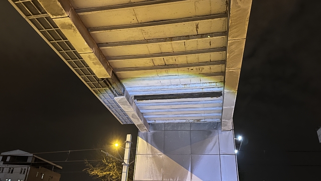 Bursa'da faciaya ramak kala, ağır demir aracın önüne düştü
Üst geçitten kopan demir yola düştü, facia kıl payı atlatıldı