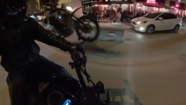 Motosikletin önünü kaldırarak yaptığı paylaşım 49 bin TL'ye mal oldu
Trafiği tehlikeye atan sürücüyü polis sosyal medyadan tespit etti