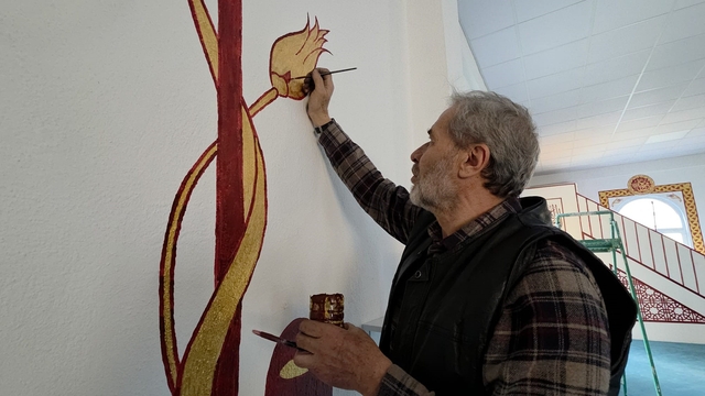 Kütahyalı imam görev yaptığı camileri hat ve nakkaş sanatı ile süslüyor