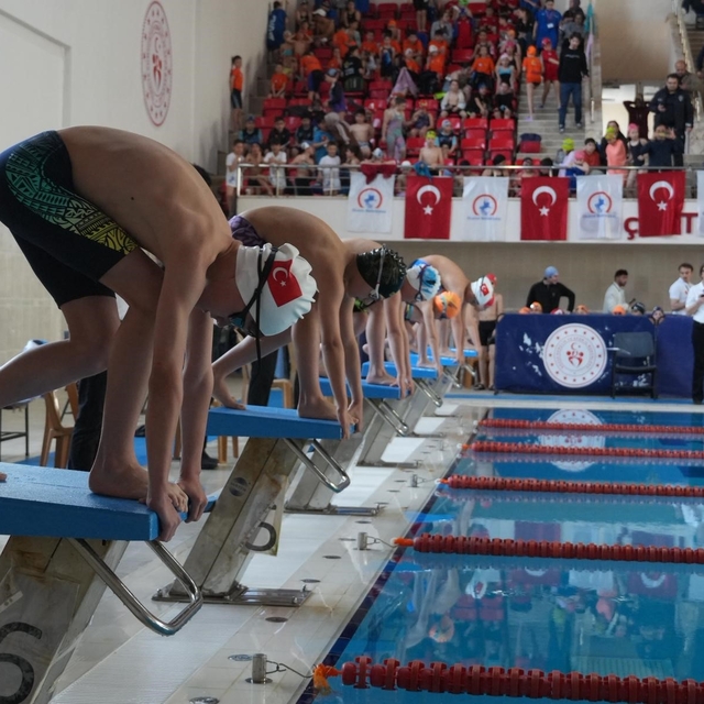 23 Nisan için kulaç attılar
180 genç yüzücü yarıştı