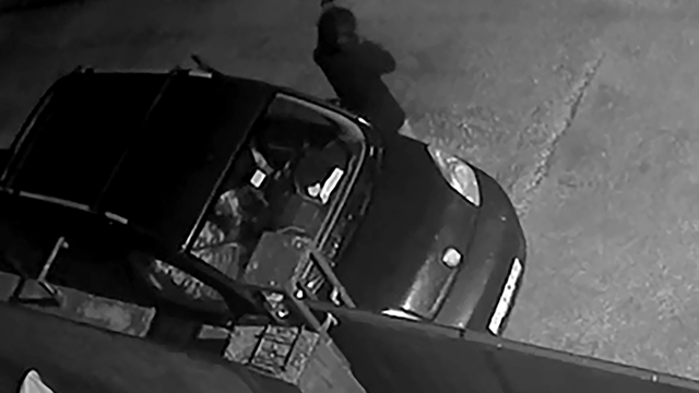 Kasklı şüphelinin pompalı tüfekle eve ateş açtığı anlar kamerada