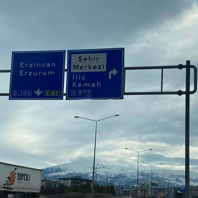 Refahiye yol ayrımındaki tabelada "Kemaliye" eksikliği tepki çekti
