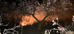 Kayısı bahçelerini ateş ve dumanla donmaya karşı koruyorlar