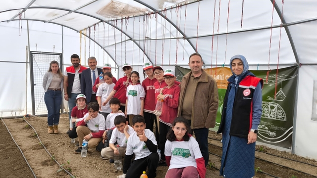 Demirkent TOKİ İlkokulu'nda öğrenciler serada fide dikti