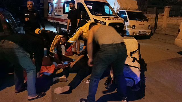 Üniversite öğrencisi, evinin önünde sırtından bıçaklandı