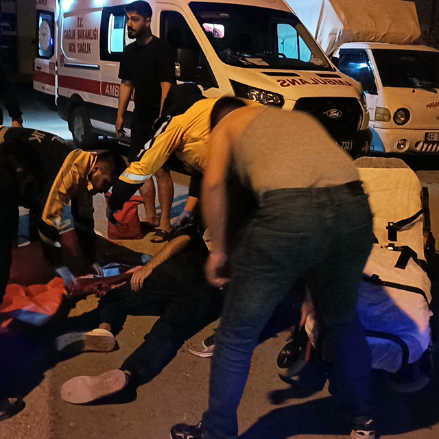 Üniversite öğrencisi, evinin önünde sırtından bıçaklandı