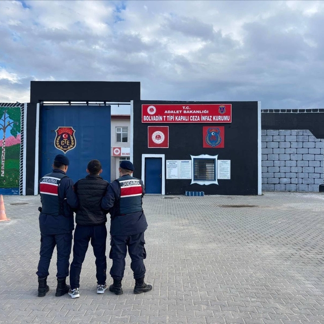 Jandarma çeşitli suçlardan aranan 55 kişiyi yakaladı