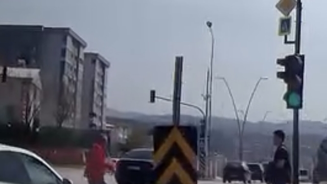 Bir adım hayat kurtardı… Kırmızı ışıkta yola atladı, facia teğet geçti
Ölümle burun buruna geldi, tek adımla kurtuldu