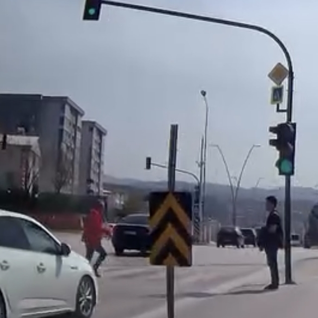 Bir adım hayat kurtardı… Kırmızı ışıkta yola atladı, facia teğet geçti
Ölüm...