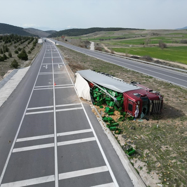 Patates yüklü tır devrildiği kazada 3 kişi yaralandı