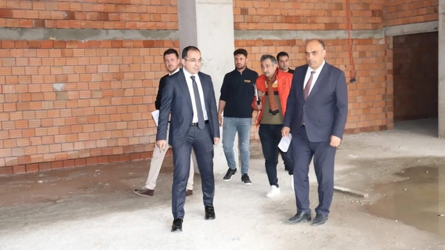 Tavşanlı'da Kaymakam Özdemir yeni okul inşaatı yerinde incelendi