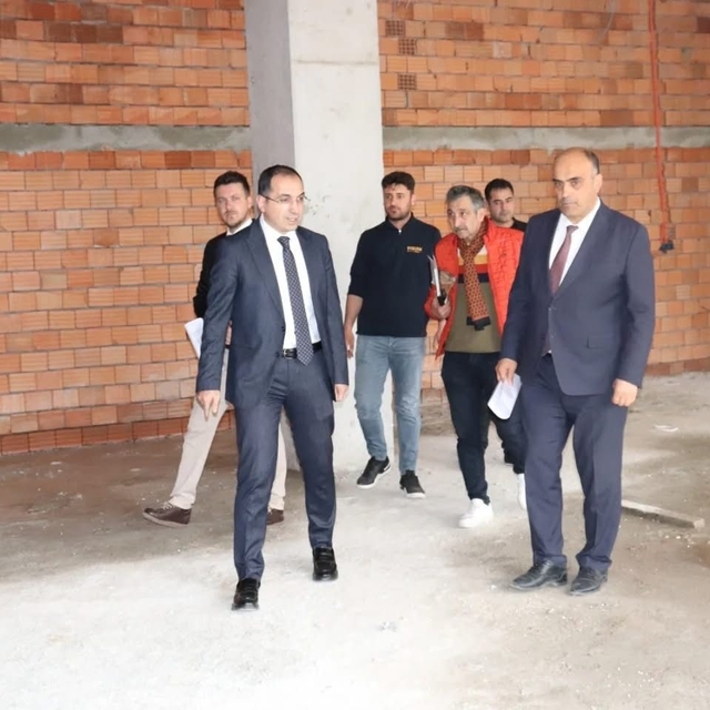 Tavşanlı'da Kaymakam Özdemir yeni okul inşaatı yerinde incelendi