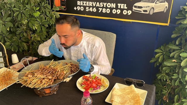 63 kilogram olarak başladığı ve 80 dakika süren  yarışma sonunda  70 kilograma çıktı
20 dakikada 460 çöp şiş yedi, 40 çöp şiş kala yarışmadan elenip 700 bin TL'yi kıl payı kaçırdı