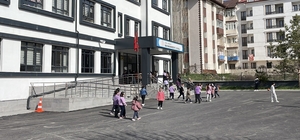 Sivas'ta eğitim sendikalarının iş bırakma çağrısı karşılık bulmadı Eğitim sendikalarının iş bırakma çağrısına rağmen Sivas'ta öğretmen ve öğrencilerin büyük çoğunluğu derslerine devam etti