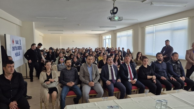 Yalvaç'ta bağımlılıkla mücadele panelinde toplumsal farkındalık mesajı verildi