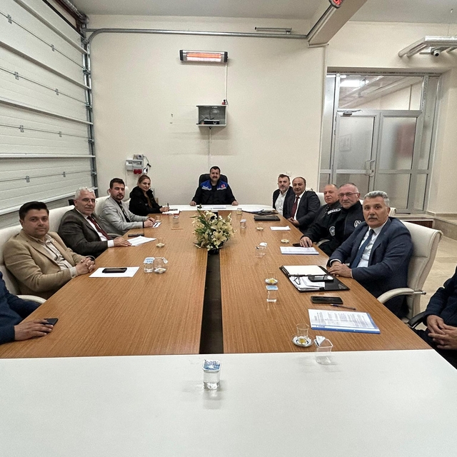 Suşehri Belediye Başkanı Ahmet Ayhan Kayaoğlu, birim müdürleriyle  bir aray...