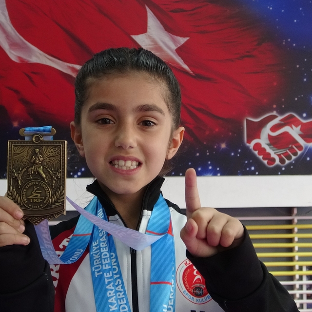 5 yaşında başladığı karate sporunda 7 yaşında Türkiye şampiyonu oldu
Zeynep...