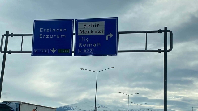 Refahiye yol ayrımındaki tabelada "Kemaliye" eksikliği tepki çekti