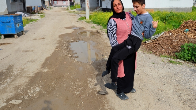 Belediye yolu yapmadı, engelli evladıyla perişan oldu
Okul servisi bozuk yolu olan sokağa girmeyince engelli evladını her gün metrelerce kucağında taşıyor
Adana'da mahallelinin bozuk yol tepkisi